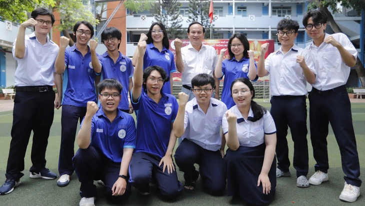'Bộ tứ' Trường THPT Nguyễn Du đạt 8.5 IELTS ngay lần thi đầu tiên - Ảnh 2.