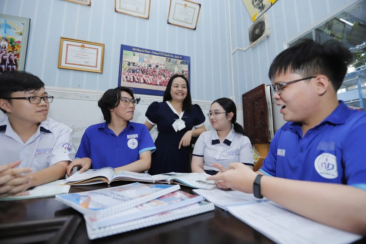 'Bộ tứ' Trường THPT Nguyễn Du đạt 8.5 IELTS ngay lần thi đầu tiên - Ảnh 3.