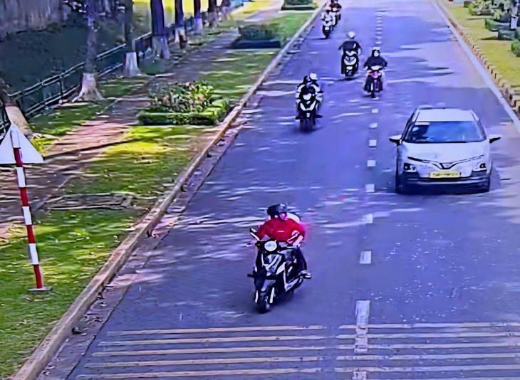 Tịch thu xe máy, xử phạt nam thanh niên 12 triệu đồng vì lạng lách, đánh võng ở phường Thuận Giao - Ảnh 1.
