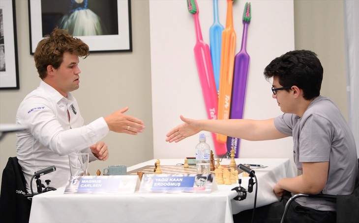 Vẫn quá khó để đánh bại 'vua' cờ Carlsen - Ảnh 1.