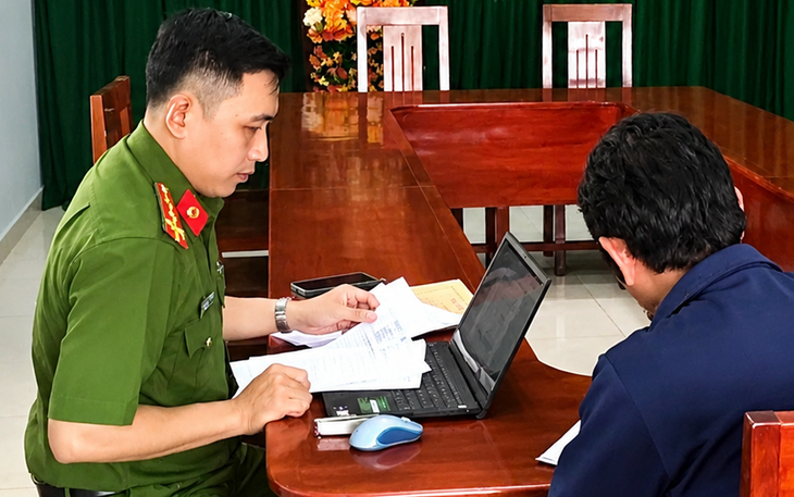 Livestream xúc phạm cán bộ, một chủ tài khoản Facebook bị bắt - Ảnh 1.