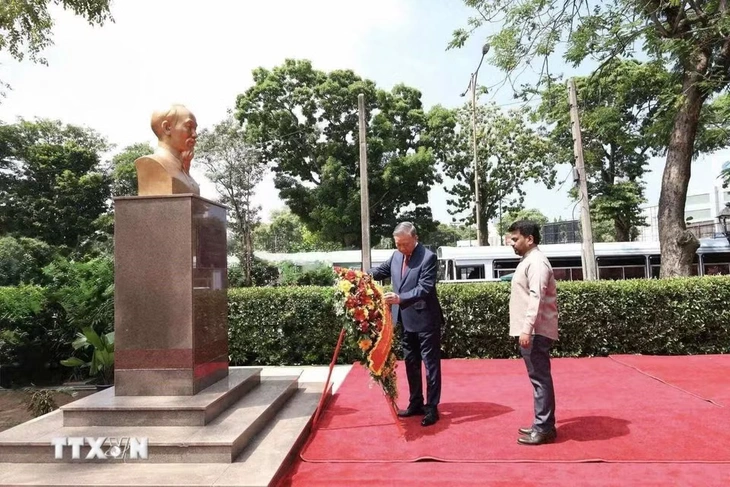 Tổng Bí thư, Chủ tịch nước Tô Lâm cùng Tổng thống Sri Lanka dâng hoa tại tượng Chủ tịch Hồ Chí Minh - Ảnh 2.