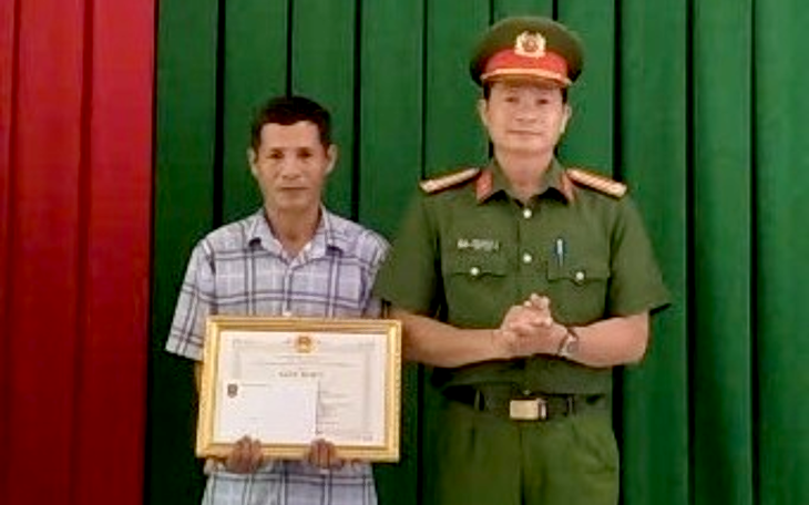 Xuyên đêm lao vào rừng sâu, cứu bé gái 5 tuổi rơi xuống khe đá cao gần 10m - Ảnh 4.