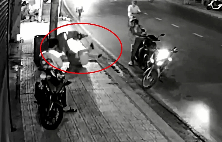 Tài xế xe ôm công nghệ quật ngã, dùng chân đá liên tiếp vào đầu nam thanh niên ở phường Thủ Đức - Ảnh 1.
