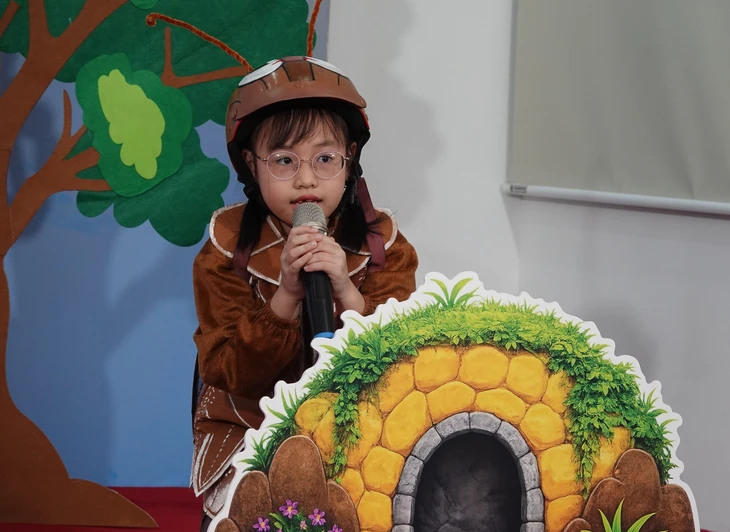 Khán phòng rớt nước mắt khi mẹ lên sân khấu thi kể chuyện cùng con - Ảnh 3.