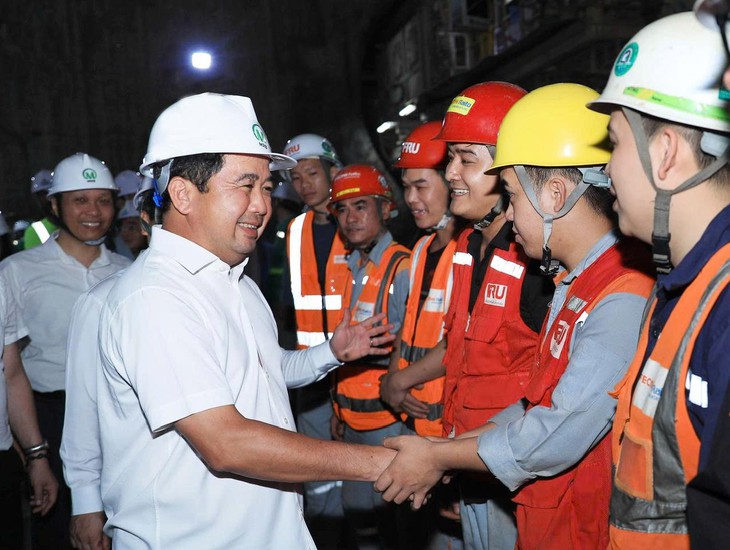 Bí thư Hà Nội thị sát ga ngầm tuyến metro Nhổn - ga Hà Nội, yêu cầu phải xong trong năm 2027 - Ảnh 4.