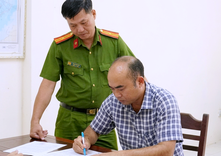 Khởi tố, tạm giam người đàn ông 'nổ' là cán bộ quân đội để lừa đảo - Ảnh 1.