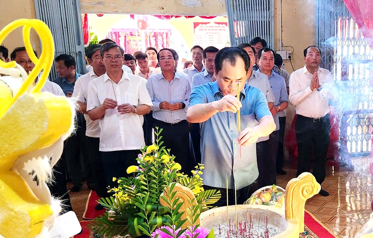 Bộ trưởng Bộ Nông nghiệp và Môi trường Trịnh Việt Hùng viếng Lăng Ông Nam Hải ở Cần Thơ - Ảnh 1.