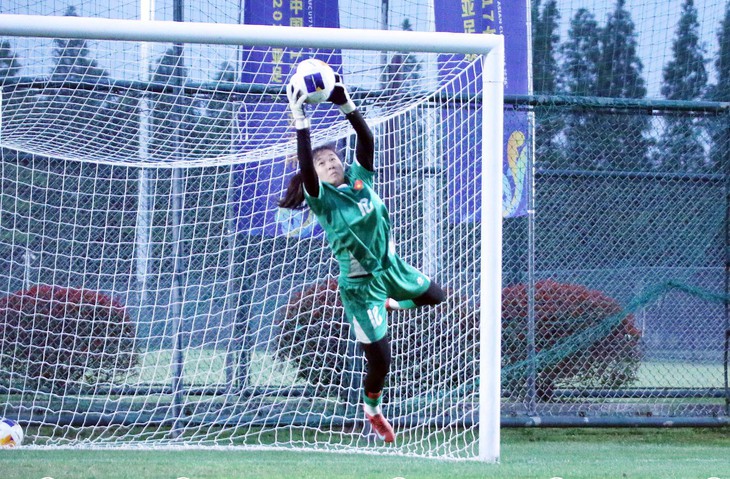 Thủ môn U17 nữ Việt Nam nói gì trước trận gặp Úc? - Ảnh 1.