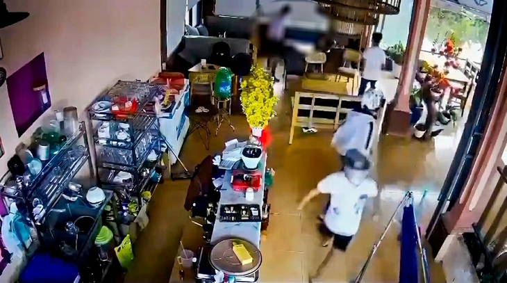 Triệu tập 11 người liên quan vụ thiếu niên bị chém tử vong ở quán cà phê - Ảnh 1.