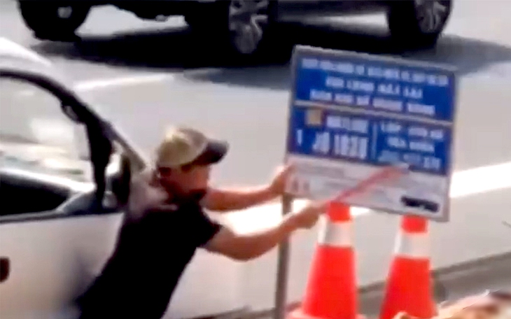 Cục Cảnh sát giao thông cảnh báo hành vi phá hoại biển báo trên cao tốc có thể bị xử lý hình sự - Ảnh 2.