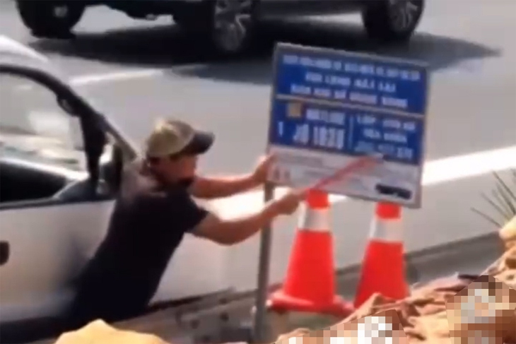 Ngang nhiên xóa số điện thoại nóng, số cứu hộ trên cao tốc giữa ban ngày - Ảnh 2.