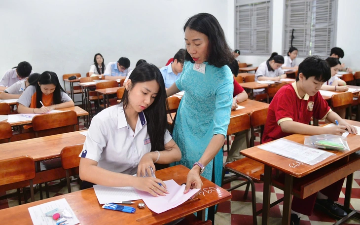 Đề thi văn tuyển sinh lớp 10 TP.HCM: Thí sinh khen đề mở và dễ - Ảnh 4.