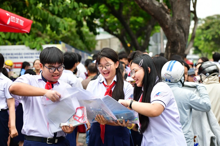 Đề thi văn tuyển sinh lớp 10 TP.HCM: Thí sinh khen đề mở và dễ - Ảnh 7. đề thi - Ảnh 7.
