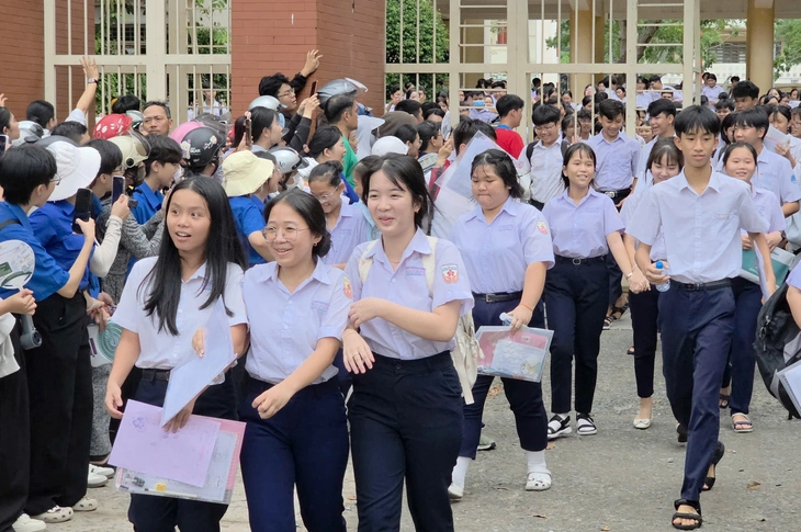 Đề thi văn tuyển sinh lớp 10 TP.HCM: Thí sinh khen đề mở và dễ - Ảnh 10. Đề thi văn tuyển sinh lớp 10 TP.HCM: Thí sinh khen đề mở và dễ - Ảnh 10.