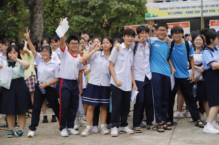 Đề thi văn tuyển sinh lớp 10 TP.HCM: Thí sinh khen đề mở và dễ - Ảnh 12. Đề thi văn tuyển sinh lớp 10 TP.HCM: Thí sinh khen đề mở và dễ - Ảnh 12.