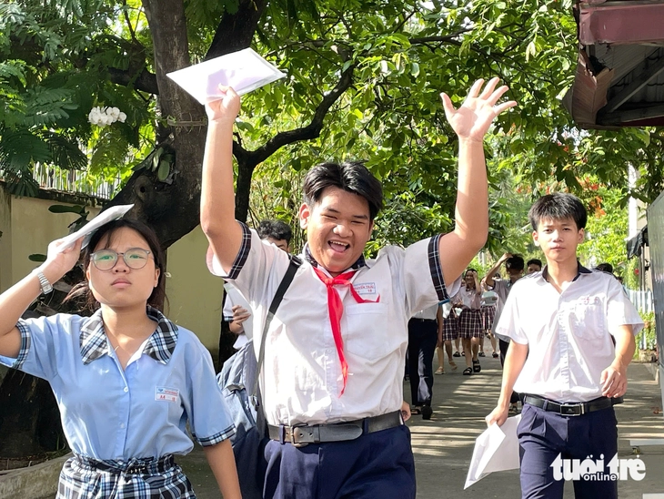 Thí sinh tươi rói sau giờ thi tiếng Anh, nhiều em tự tin lấy điểm 10 - Ảnh 5.