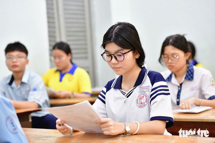 Thi lớp 10 TP.HCM: Một số điểm thi mở đề dự phòng vì đề thi mất chữ - Ảnh 1.