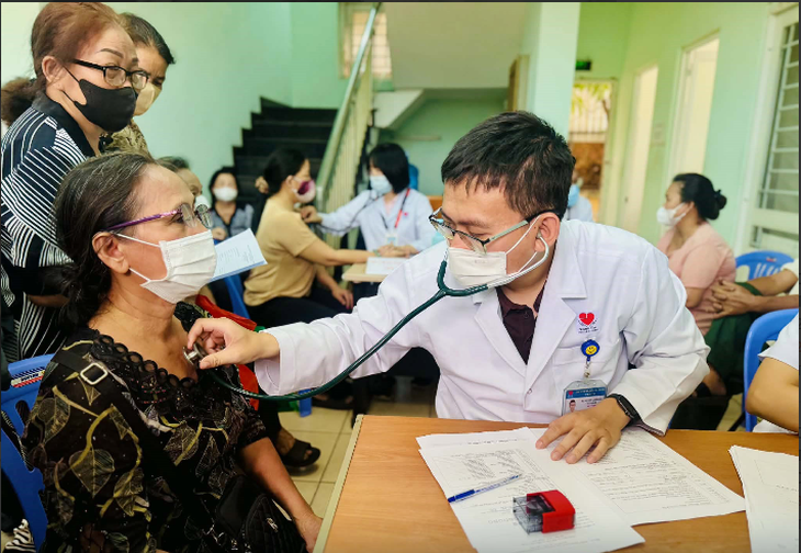  TP.HCM điều động nhân viên y tế tuyến trên về cơ sở tối đa 12 tháng - Ảnh 1.