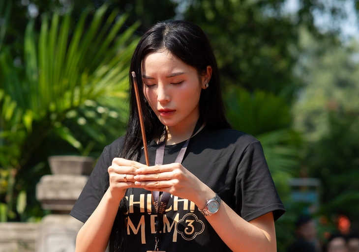 Kỳ Duyên hóa Thị Mầu chân dài trong 'Chị chị em em 3'   - Ảnh 1.