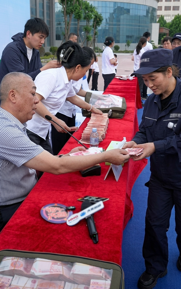 Ông chủ thích phát tiền nhất Trung Quốc chi 20 tỉ tiền mặt cho nhân viên về quê gặt lúa - Ảnh 1.