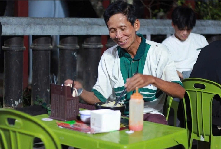 Tiệm mì 1.000 đồng: ấm bụng, dựng lên mái nhà yêu thương - Ảnh 2.