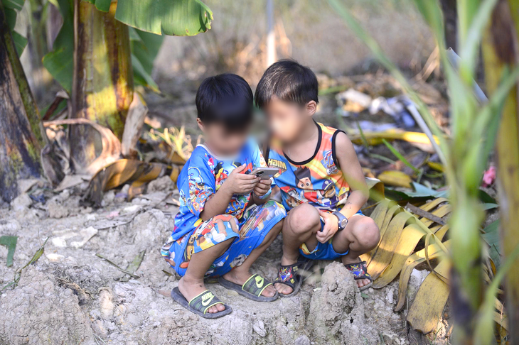 Không thể giao trẻ em cho mạng xã hội: Khi trẻ lớn lên ‘chín ép’ - Ảnh 1.