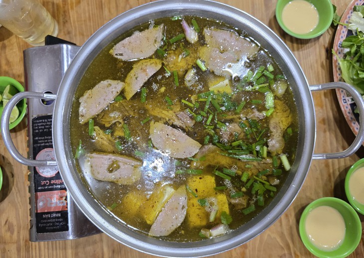 Lạc lối lẩu bò Ba Toa ở Đà Lạt bên dòng suối Cam Ly - Ảnh 1. Lạc lối lẩu bò Ba Toa ở Đà Lạt bên dòng suối Cam Ly - Ảnh 1.