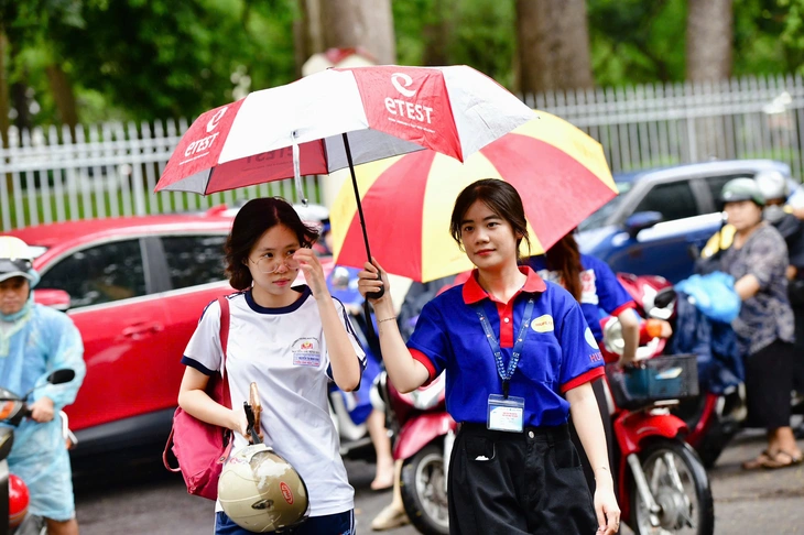 Hơn 1,2 triệu thí sinh làm thủ tục dự thi tốt nghiệp THPT 2026 - Ảnh 2. Hơn 1,2 triệu thí sinh làm thủ tục dự thi tốt nghiệp THPT 2026 - Ảnh 2.