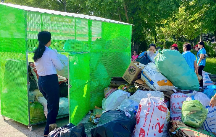 'Trạm xanh cộng đồng' của chị em phụ nữ, đổi rác lấy quà - Ảnh 2.