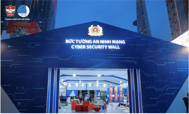 Đến phố đi bộ Nguyễn Huệ trải nghiệm 'Bức tường an ninh mạng', nhận diện các chiêu trò lừa đảo - Ảnh 1.