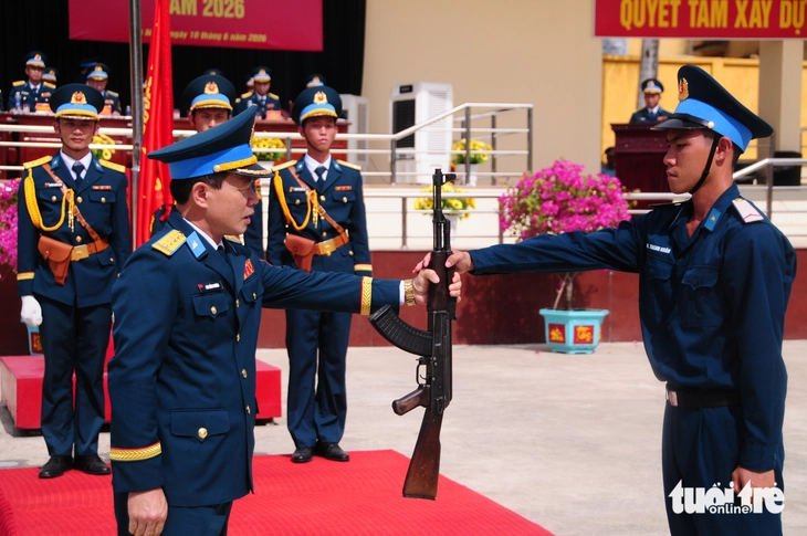 Hàng chục ngàn tân binh Quân khu 5, Sư đoàn 375 nhận vũ khí, tuyên thệ dưới cờ - Ảnh 2.