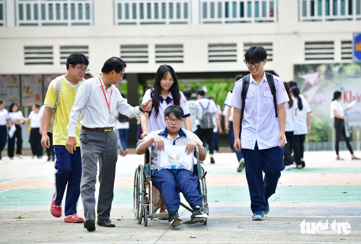 Thí sinh khuyết tật bẩm sinh ước mơ thành thầy giáo dạy văn - Ảnh 4.
