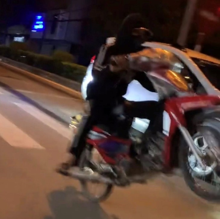 bốc đầu xe - Ảnh 2.