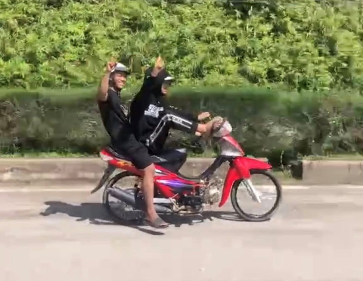 bốc đầu xe - Ảnh 1.