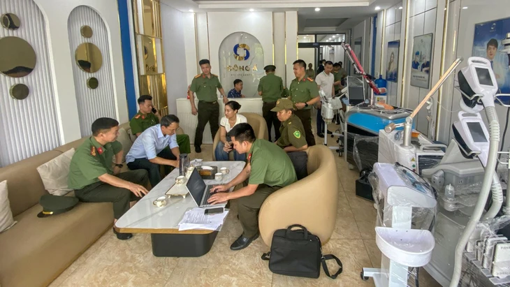 12 người giả bác sĩ lừa khách hàng: Có người mới học hết lớp 9, làm shipper vẫn tham gia 'điều trị' - Ảnh 3.