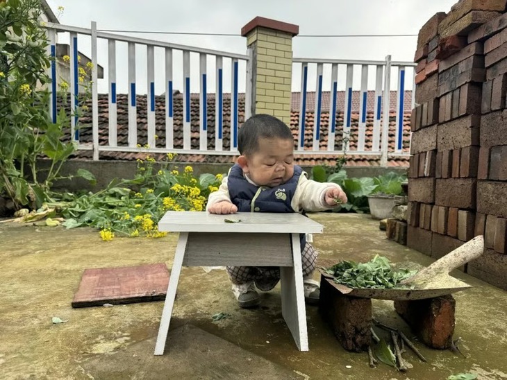 Chàng trai 25 tuổi chỉ cao 66cm, được cả nhà gọi là 'em bé' - Ảnh 4.