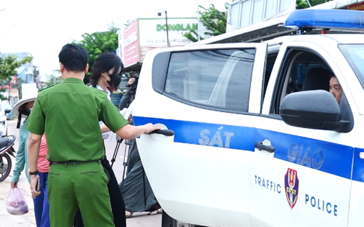 Nữ sinh gặp tai nạn trên đường đi thi, được CSGT TP.HCM chở đến điểm thi kịp giờ - Ảnh 2.