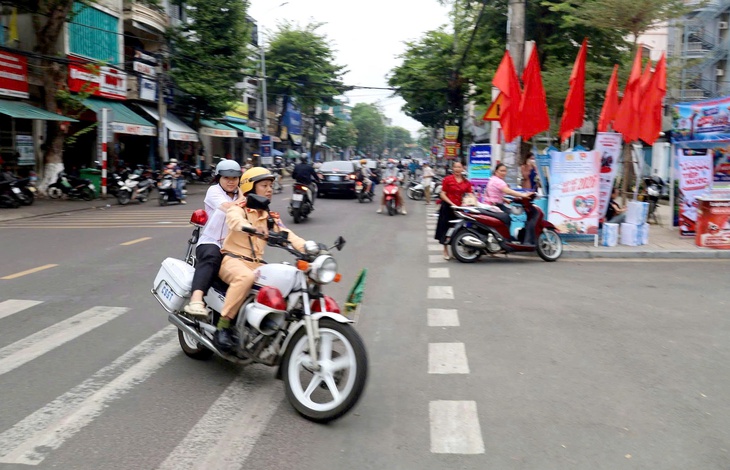 Đi nhầm điểm thi 30km, nữ thí sinh được công an đưa về đúng nơi kịp thi - Ảnh 3.