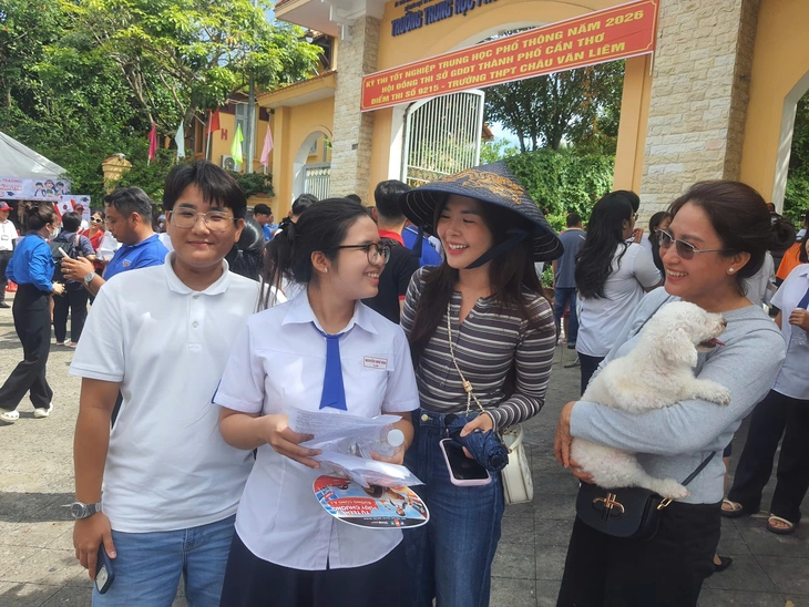 Đề văn thi tốt nghiệp THPT 2026: Thí sinh nói vừa sức, rạng rỡ rời phòng thi - Ảnh 6. đề văn - Ảnh 6.