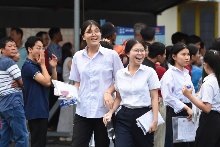 Đề văn thi tốt nghiệp THPT 2026: Thí sinh nói vừa sức, rạng rỡ rời phòng thi - Ảnh 11. đề văn - Ảnh 12.