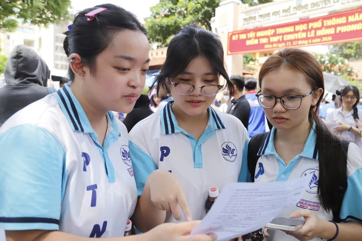 Đề văn thi tốt nghiệp THPT 2026: Thí sinh nói vừa sức, rạng rỡ rời phòng thi - Ảnh 13. đề văn - Ảnh 14.