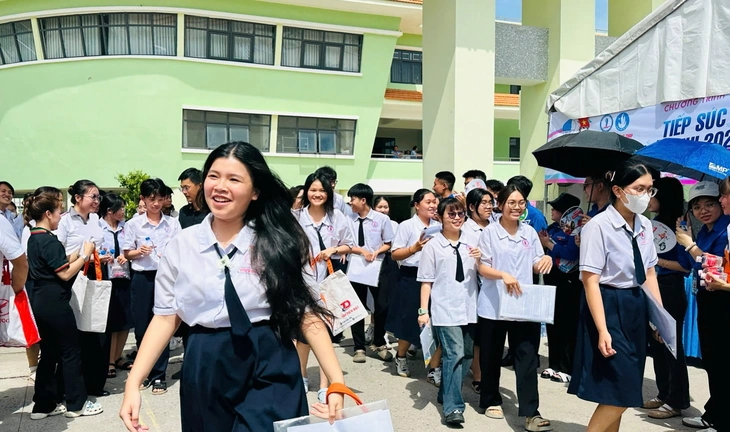 Đề văn thi tốt nghiệp THPT 2026: Thí sinh nói vừa sức, rạng rỡ rời phòng thi - Ảnh 14. đề văn - Ảnh 16.