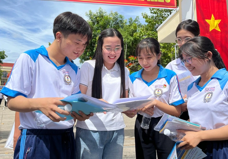Đề văn thi tốt nghiệp THPT 2026: Thí sinh nói vừa sức, rạng rỡ rời phòng thi - Ảnh 12. đề văn - Ảnh 13.
