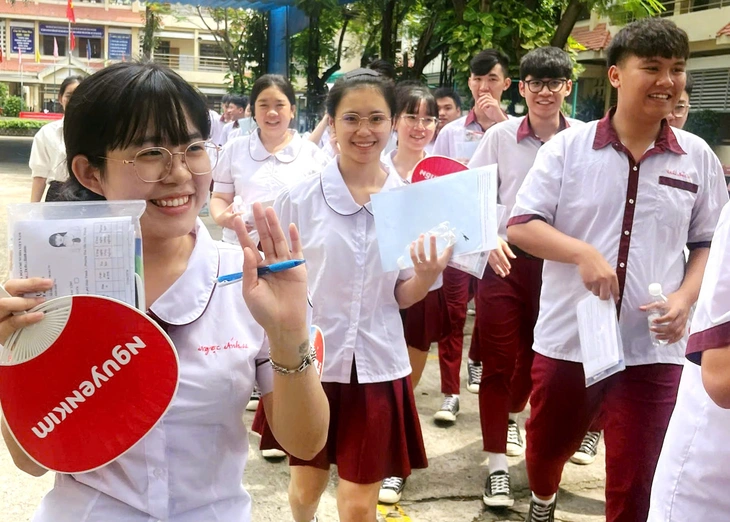 Đề văn thi tốt nghiệp THPT 2026: Thí sinh nói vừa sức, rạng rỡ rời phòng thi - Ảnh 15. đề văn - Ảnh 15.