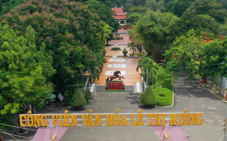 Cúng cơm theo phong tục hai miền Bắc- Nam cho liệt sĩ tại công viên Lê Thị Riêng - Ảnh 2.