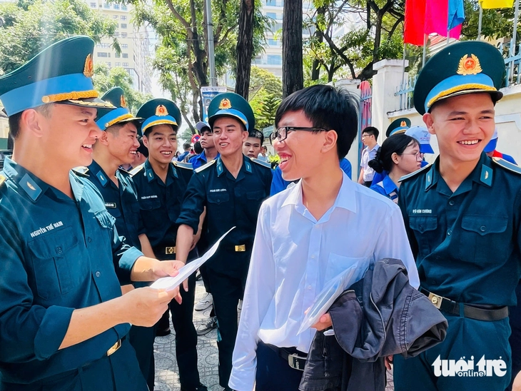 Đề văn thi tốt nghiệp THPT 2026: Thí sinh nói vừa sức, rạng rỡ rời phòng thi - Ảnh 7. đề văn - Ảnh 9.