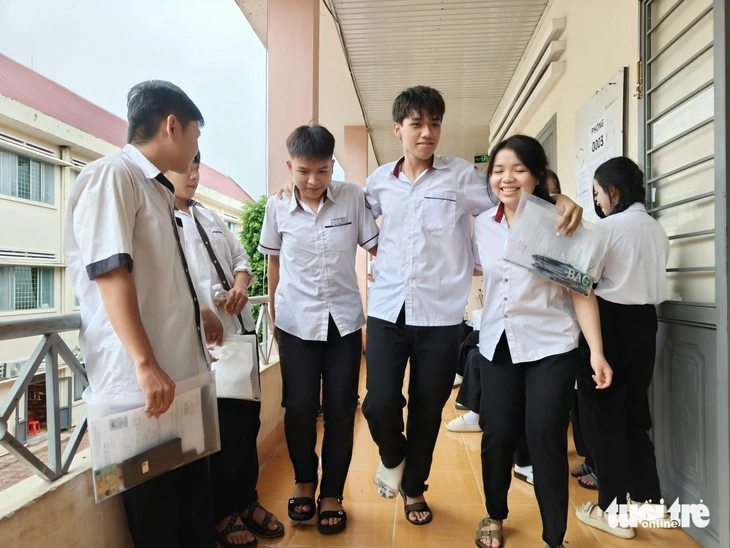 Nữ sinh bị tai nạn, nằm trên băng ca làm bài thi tốt nghiệp THPT - Ảnh 3.
