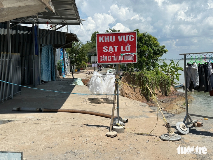 Ưu tiên bố trí tái định cư cho các hộ gia đình bị sạt lở bên bờ sông Tiền - Ảnh 2.