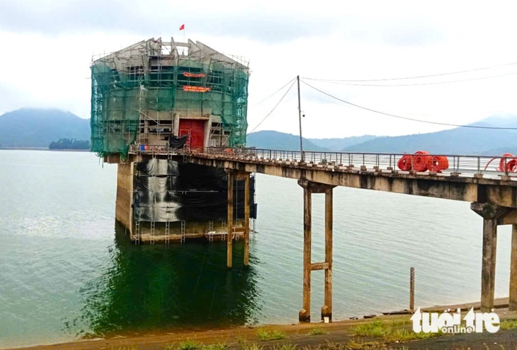 Dự án nâng cấp, sửa chữa hồ Kẻ Gỗ khó về đích đúng hạn do ảnh hưởng bởi thời tiết - Ảnh 1.